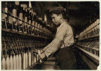 A doffer replaces full bobbins at Globe Cotton Mill, Augusta, Georgia, 1909 (b/w photo) | Obraz na stenu