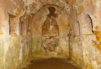 Underground chamber beneath the circular mausoleum in the Roman necropolis of the Archaeological Complex, Carmona, Seville Province, Spain. | Obraz na stenu