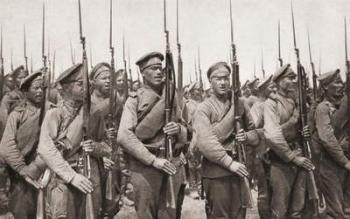 Russian infantry on parade and presenting arms during World War One, from 'The Illustrated War News', 1915 (b/w photo) | Obraz na stenu