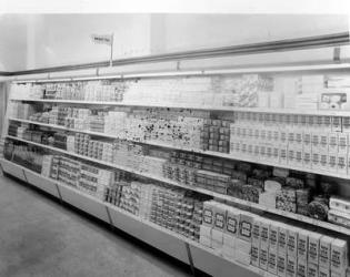 Tea and sugar aisle, Woolworths store, 1956 (b/w photo) | Obraz na stenu