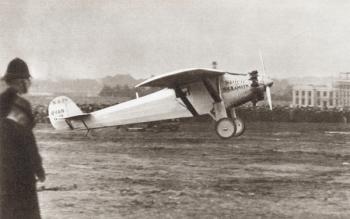 Charles Lindbergh landing at Croyden, England in 1927 in his plane Spirit of St. Louis. From The Story of 25 Eventful Years in Pictures, published 1935. | Obraz na stenu