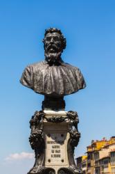 Florence, Tuscany, Italy. Bust of Benvenuto Cellini, 1500 - 1571, Italian goldsmith and artist, on the Ponte Vecchio. (photo) | Obraz na stenu