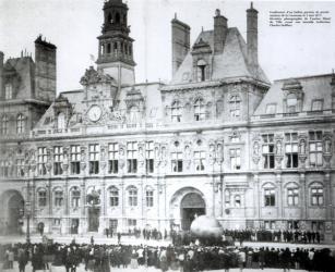 Inflating a balloon with the declarations of the Commune attached to it outside the Hotel de Ville, Paris, 3rd May 1871 (b/w photo) | Obraz na stenu