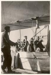 Count Ferdinand von Zeppelin with his daughter and engineer Ludwig Duerr in the gondola of the Zeppelin LZ3, Friedrichshafen, 26 September 1907 (b/w photo) | Obraz na stenu