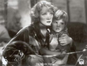 Still from the film "Blonde Venus" with Marlene Dietrich and Dickie Moore, 1932 (b/w photo) | Obraz na stenu