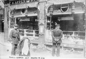 Paris, German shop smashed by mob, 1914 (b/w photo) | Obraz na stenu