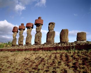 Monolithic Statues on Ahu Nau Nau at Anakena Beach, c.1000-1600 (photo) (see also 114935) | Obraz na stenu