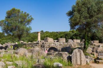 Olympia, Peloponnese, Greece. Ancient Olympia. Ruins of the 5th century BC Doric order Temple of Zeus. Ancient Olympia is a UNESCO World Heritage Site. (photo) | Obraz na stenu