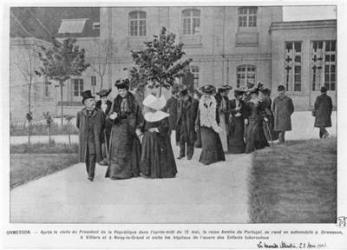 Queen Amelie of Portugal visiting the Ormesson Hospital for tuberculosis, illustration from 'Le Monde Illustre', 23rd May 1903 (b/w photo) | Obraz na stenu