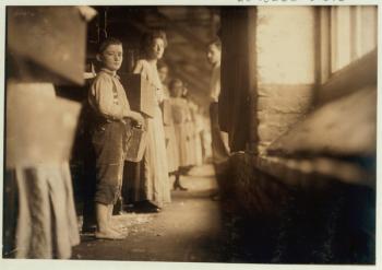 Young doffer at Richmond spinning Mills, Chattanooga, Tennessee, 1910 (b/w photo) | Obraz na stenu