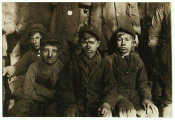 Breaker boys (who sort coal by hand) at Hughestown Borough Coal Co. Pittston, Pennsylvania, 1911 (b/w photo) | Obraz na stenu