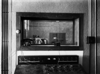 Radio broadcasting control room in the Haus des Rundfunks (House of Broadcasting) in Masurenallee, Berlin-Charlottenburg, c.1931 (b/w photo) | Obraz na stenu