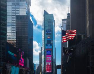 New York, New York State, United States of America. Buildings in Times Square. American flag. (photo) | Obraz na stenu