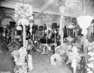 Queen Liliuokalani's coffin in the throne room at Iolani Palace, Honolulu, 1917 (b/w photo) | Obraz na stenu