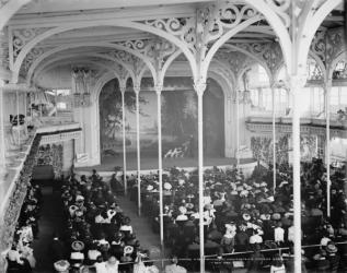 During a performance at Hammerstein's Paradise Gardens, New York, c.1900-06 (b/w photo) | Obraz na stenu