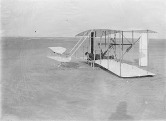 Wilbur in prone position in damaged machine on ground after unsuccessful trial in North Carolina, USA, 1903 | Obraz na stenu