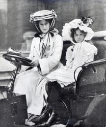 Millicent, Duchess of Sutherland and her daughter at the first meeting of the Ladies Automobile Club, 1903 (b/w photo) | Obraz na stenu