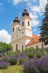 17th century Baroque church built on site of the 10th century Benedictine Abbey, Tihany village on shores of Lake Balaton, Tihany Peninsula, Hungary (photo) | Obraz na stenu