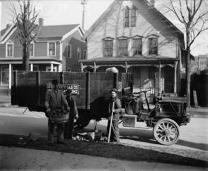 Coke delivery wagon and workers, Detroit City Gas Co., Michigan, 1900 (b/w photo) | Obraz na stenu