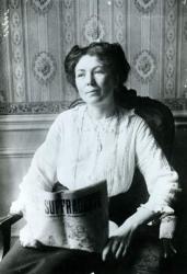 Christabel Pankhurst (1881-1969) reading a copy of 'The Suffragette' c.1905-14 (b/w photo) | Obraz na stenu