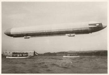 The Zeppelin LZ3 in flight, Friedrichshafen, between 1906-7 (b/w photo) | Obraz na stenu