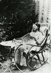 Christabel Pankhurst (1881-1969) reading a copy of 'The Suffragette' c.1905-14 (b/w photo) | Obraz na stenu