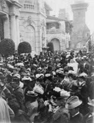 Great Crowds, Dedication of U.S. Building May, 1900 (b/w photo) | Obraz na stenu