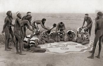 A Totemic Ceremony of the Warramunga tribe, Australia. The final ceremony in connection with the Wollunqua Totem of the Warramunga Tribe. The decorations are being taken off the performers. The drawing represents the wanderings of the totem ancestor, a my | Obraz na stenu