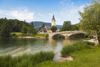 The church of St. John (Cerkev sv Janeza) at the village of Ribcev Laz, at the eastern end of Lake Bohinj, Triglav National Park, Upper Carniola, Slovenia (photo) | Obraz na stenu
