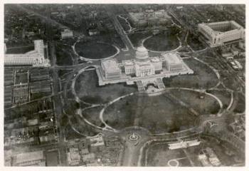 Aerial photo of the Capitol building, taken from the LZ 127 Graf Zeppelin, Washington 1928 (b/w photo) | Obraz na stenu