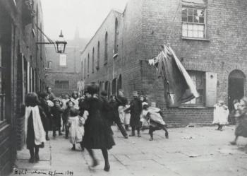 Aylesbury Place, Clerkenwell, 1899 by H.W. Fincham (b/w photo) | Obraz na stenu