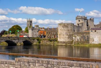 Limerick, County Limerick, Republic of Ireland. Eire. 13th-century King Johns Castle seen across the River Shannon. (photo) | Obraz na stenu