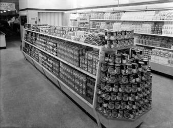 Soup aisle, Woolworths store, 1956 (b/w photo) | Obraz na stenu