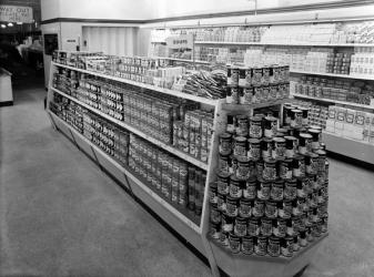 Soup aisle, Woolworths store, 1956 (b/w photo) | Obraz na stenu