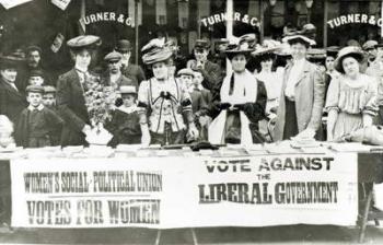 Suffragettes at a campaign stand, c.1910 (b/w photo) | Obraz na stenu