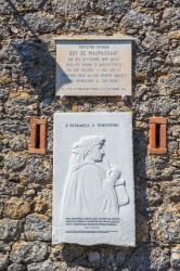 Portofino, Genoa Province, Liguria, Italian Riviera, Italy. Plaques commemorating visits by writers Petrarch and Guy de Maupassant (photo) | Obraz na stenu