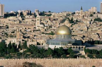 The Dome of the Rock, built AD 692, and the city beyond (photo) | Obraz na stenu