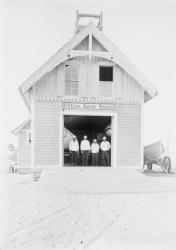 Kill Devil Hills Lifesaving Station, with four crew members standing in the doorway, with the lifesaving boats. Kitty Hawk in North Carolina, USA, 1902 | Obraz na stenu