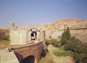 Entrance to the Fort de Salses, built 1497-1504 (photo) | Obraz na stenu