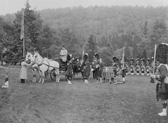 Queen Victoria presenting colours to the Cameron Highlanders, 1873 (b/w photo) | Obraz na stenu