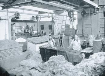 Interior of a Hat Mill, Victoria, c.1900, from 'Under the Southern Cross - Glimpses of Australia', published in 1908 (b/w photo) | Obraz na stenu