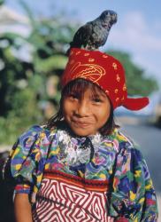 Cuna Indian girl with a parrot on her head (photo) | Obraz na stenu