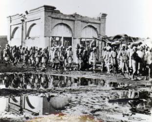 Prisoners passing the "Mihrab," the Khalifa's Prayer House, 1898 (b/w photo) | Obraz na stenu