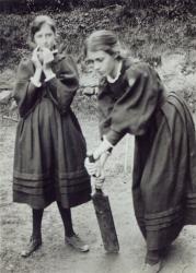 Virginia and Vanessa Stephen, in St. Ives, 1894 (b/w photo) | Obraz na stenu