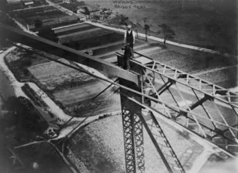 Working on top of Blackwell's Island bridge, 1907 (b/w photo) | Obraz na stenu