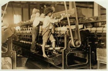 Small boys climbing on spinning frame to mend broken threads and replace empty bobbins at Bibb Mill, Macon, Georgia, 1909 (b/w photo) | Obraz na stenu