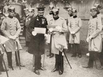 George V of England (right) visiting his cousin the Kaiser Wilhelm II of Germany in 1913. From La Esfera, 1914. | Obraz na stenu