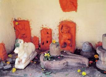A shrine of a chapel on the Ganges (photo) | Obraz na stenu