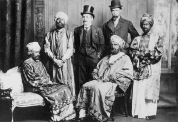 'The Emperor of Abyssinia and his Court', showing standing from left to right Guy Ridley, Horace de Vere Cole, Adrian Stephen, Duncan Grant, and seated Virginia Stephen and Anthony Buxton (b/w photo) | Obraz na stenu