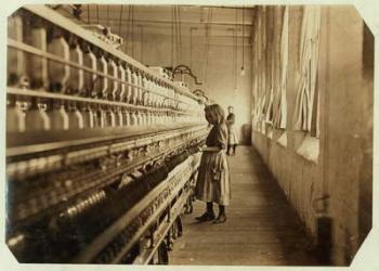 Sadie Pfeifer, only 4 feet tall, has worked for 6 months at Lancaster Cotton Mills, South Carolina, 1908 (b/w photo) | Obraz na stenu